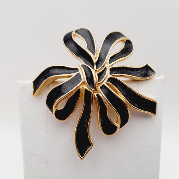 Vintage Trifari Black Enamel Ribbon Brooch; Gold Plated Designer Costume Jewelry - Picture 2 of 8